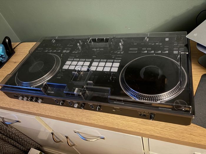 Pioneer DJ Rev 7 (with original pioneer travel case & decksaver