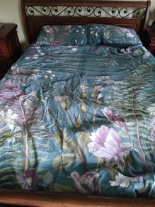 Sleigh bed