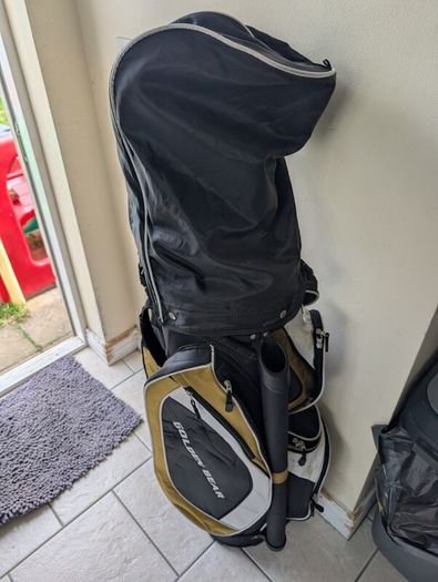 Set of adult golf clubs