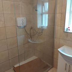 Glass divider for walk in shower