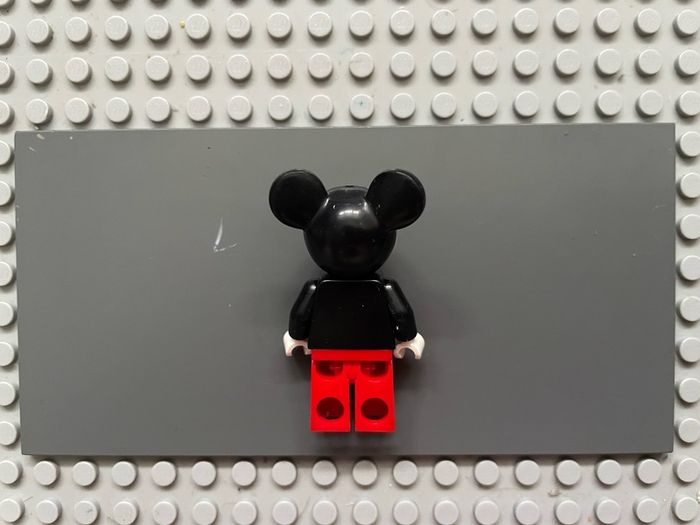 lego disney dis057 Mickey Mouse minifigure- Tuxedo Jacket, Red Bow Tie