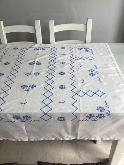 Vintage tablecloth plus 6 matching napkins.