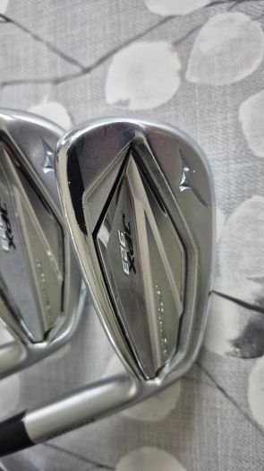 Mizuno JPX 923 Hot Metal irons and Sirxon Bag