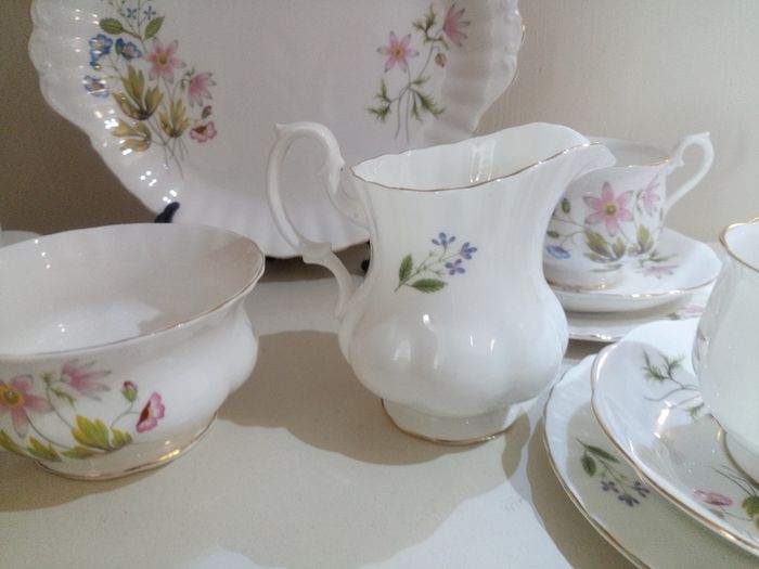 Richmond Bone China 21 piece Tea set 'Wild Anemone'