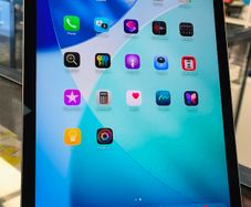 Apple Ipad Air (5th Generation) A2588 64 Gb, Wi-fi, 10.9 In - Space Gray / Excellent Very Little Use