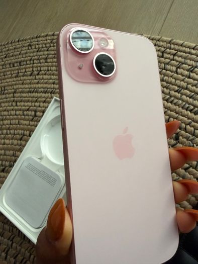 iphone 15- good as new with no scratches & with new phone accessories