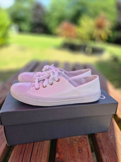 Converse Leather All Stars - Size 5 UK , 39 EU