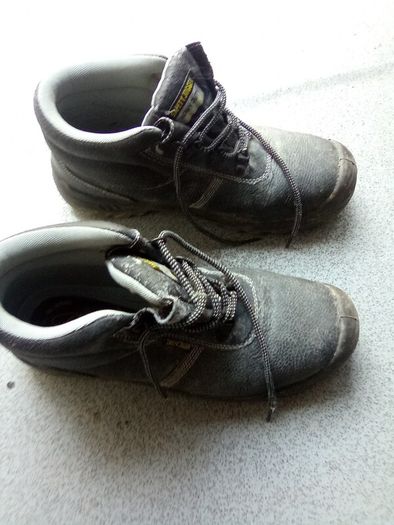Size.  12. Steel. Toe. Cap.  Boots