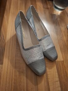 Silver low heeled pumps