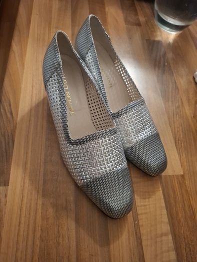 Silver low heeled pumps