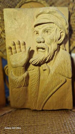 Sculptures, portraits made of wood.