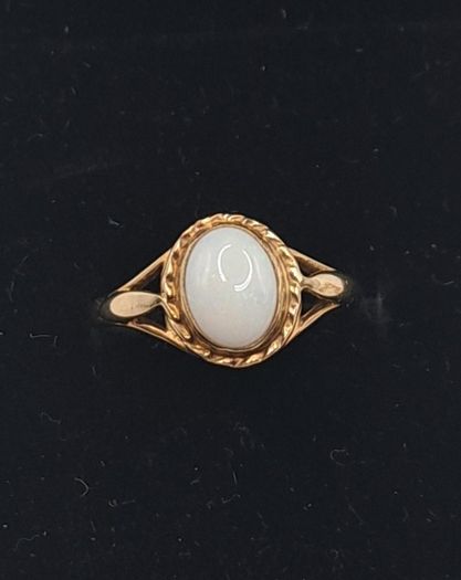 9ct  opal yellow gold ring size M