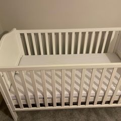 baby cot, baby seat and next to me crib