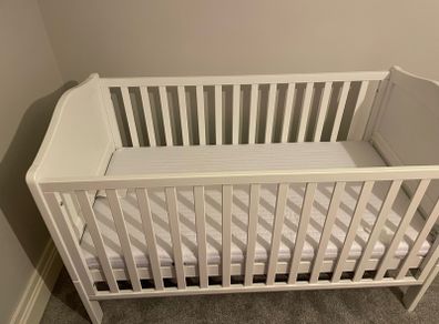 baby cot, baby seat and next to me crib