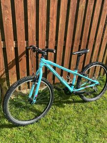 Mountain bike kids needs a bit of cleaning and would be basically new