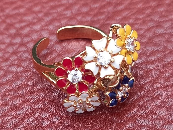 Vintage jewelry is sold individually for 5 to 10 euros