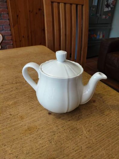 White vintage Ceramic Tea pot, like new.