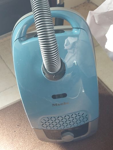 Miele Vacuum Cleaner, Model. STAFO, Type HS14, in excellent condition, works great with 4 Powerful suction settings