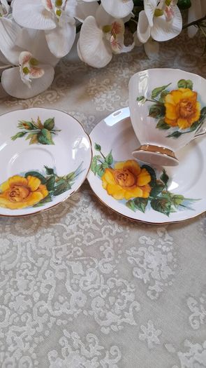 Vintage  Paragon "Six World Famous Rose" tea trios