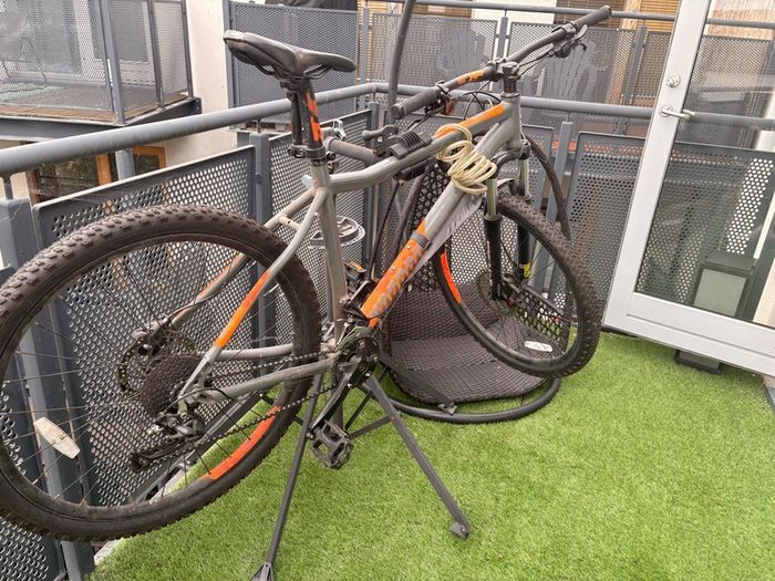 Mountain Bike Size Large Track Pump and lock included