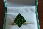A stunning 9ct yellow gold ring with a green chrome diopside cluster. N1/2, weight 3.53 g.