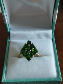 A stunning 9ct yellow gold ring with a green chrome diopside cluster. N1/2, weight 3.53 g.