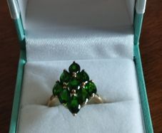 A stunning 9ct yellow gold ring with a green chrome diopside cluster. N1/2, weight 3.53 g.