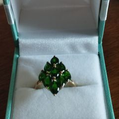A stunning 9ct yellow gold ring with a green chrome diopside cluster. N1/2, weight 3.53 g.