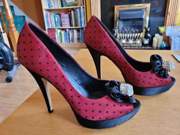 Merbur dark red / black polka high heels size 6