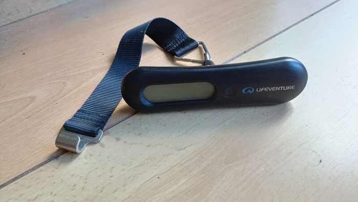 Luggage weighing scale portable for travel