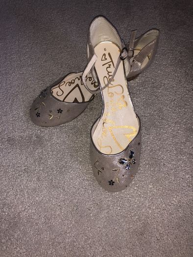 Girls/women gold shoes size 6