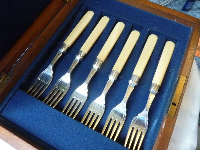 Antique Walker and Hall Silver Plate Fish Knives and Forks. Set of 6 in Fitted Wooden Box