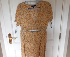 Size 12 Floral set V top and mini skirt
