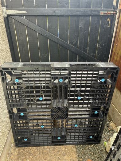40 plastic pallets