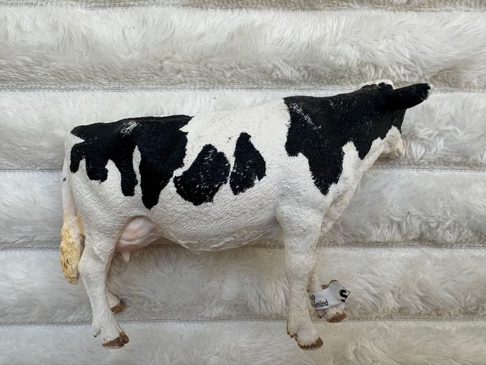 Schleich Farm Animal Dairy Cow Figure D-73527 Used approx. 8 cm. Damaged Please see photos