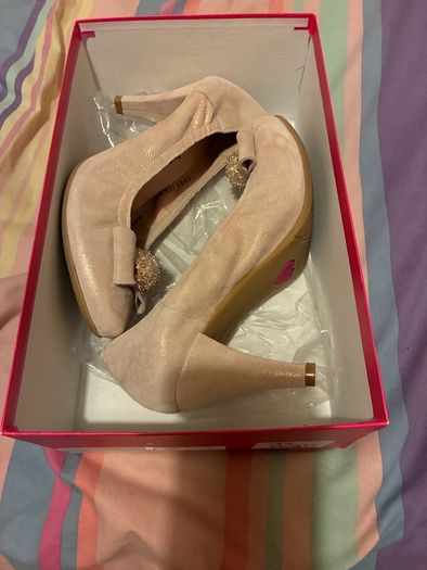 Pale pink le babe shoes size 5.5