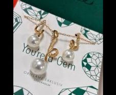 Golden Jewellery Set with Sparkly Gems - ideal gift