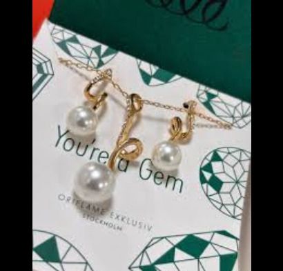 Stylish Pearl Jewellery Set: Necklace + Earrings