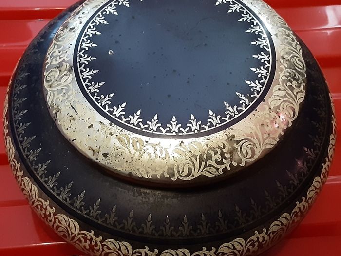 vintage collectable round TCHITV tin