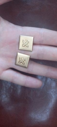 Vintage jewelry is sold individually for 5 to 10 euros