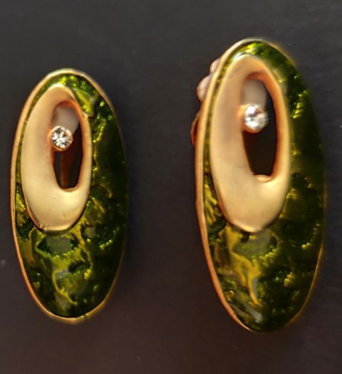 Vintage 1990s clip on earrings