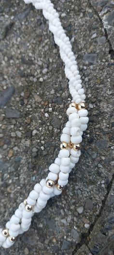 Vintage jewelry is sold individually for 5 to 10 euros.
