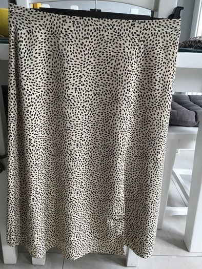 Ladies midi skirt. Size 10.