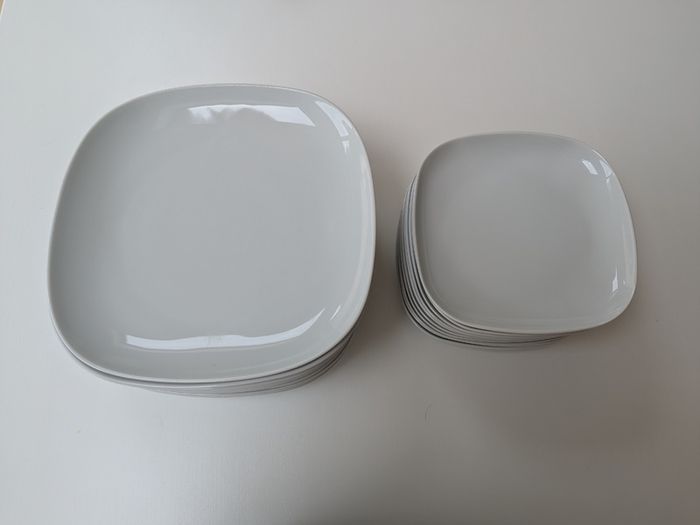 10 x dinner plates   10 x side plates