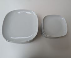 10 x dinner plates   10 x side plates