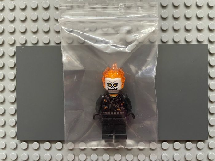 lego super heroes sh0267 Ghost Rider, Johnathon 'Johnny' Blaze minifigure - White Head, Chain Belt