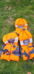 Kids life jacket x3