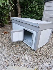 Insulated dog kennel