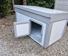 Insulated dog kennel