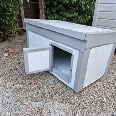 Insulated dog kennel
